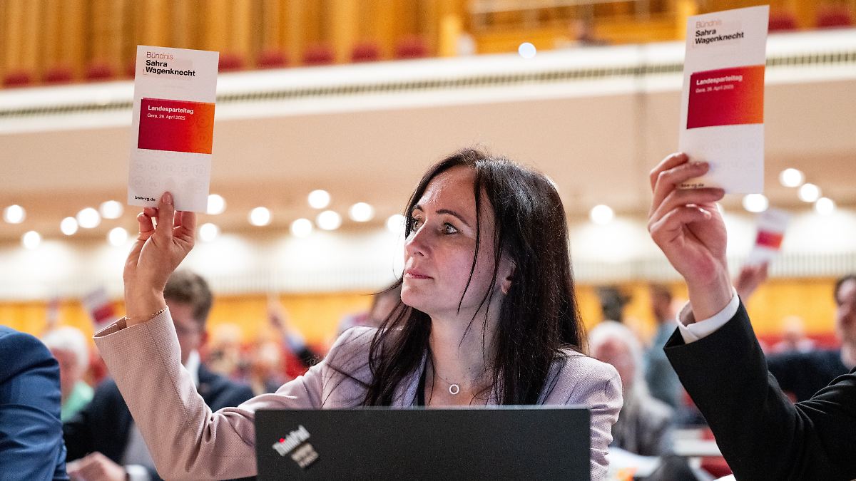 Coalition Under Pressure: Two BSW Lawmakers Leave Thuringia's