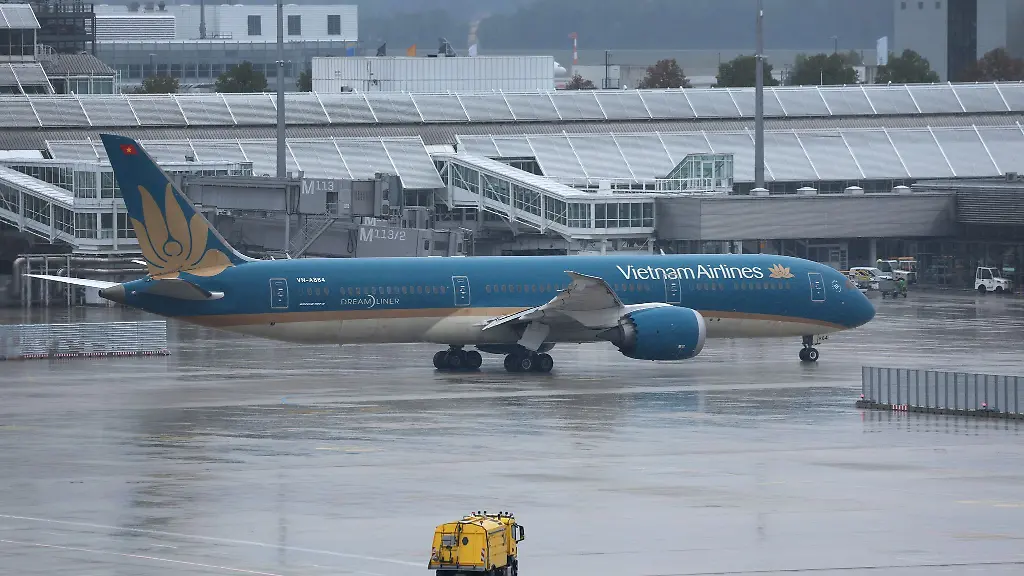 Die-Passagiere-der-Vietnam-Airlines-muessen-auf-ihren-Abflug-warten