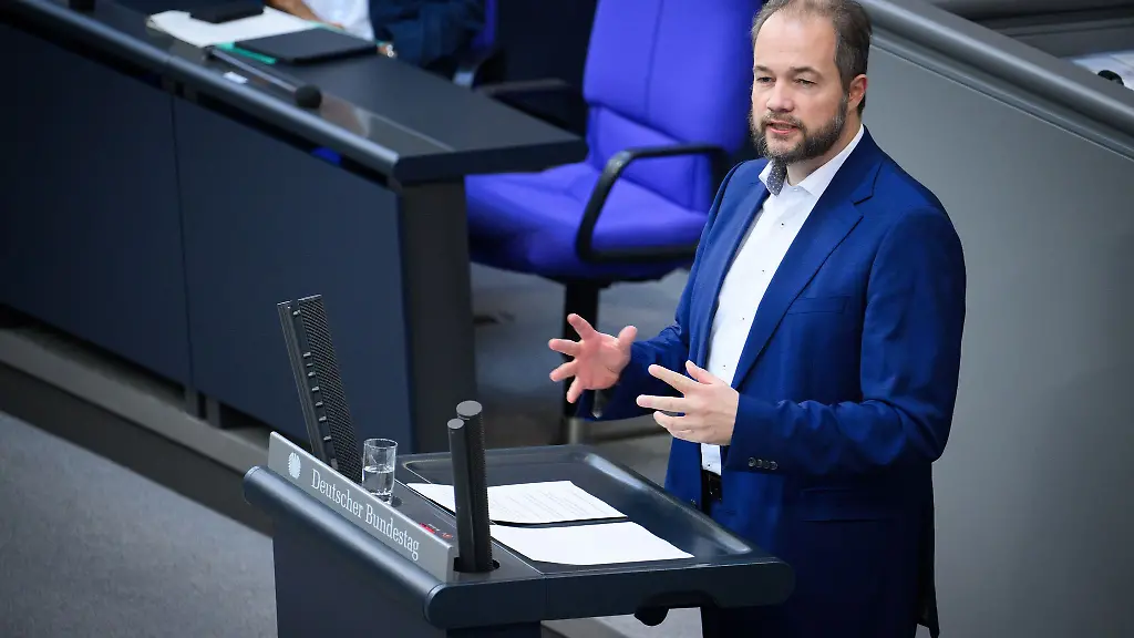 Martin-Sichert-AfD-spricht-in-einer-Plenarsitzung-im-Deutschen-Bundestag