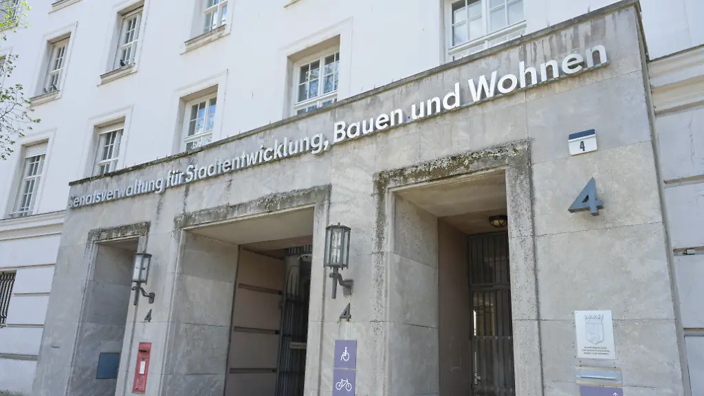Senatsverwaltung-fuer-Stadtentwicklung-Bauen-und-Wohnen-ehemaliges-Rathaus-Wilmersdorf-Fehrbelliner-Platz-Wilmersdorf-Bezirk-Charlottenburg-Wilmersdorf-Berlin-Deutschland