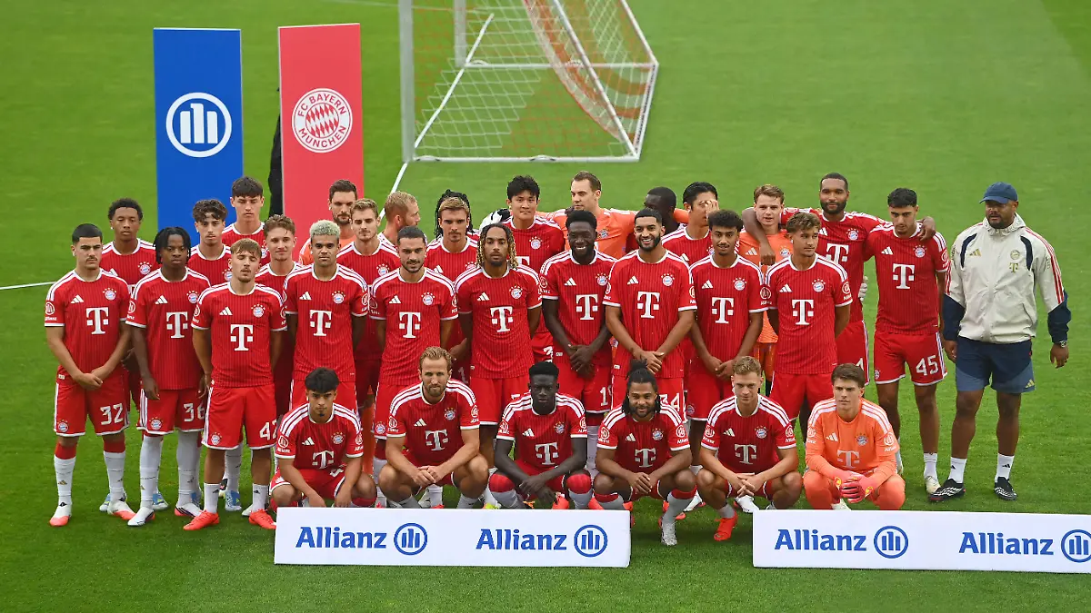 Kader-FC-Bayern-Spieler-Teamfoto-Team-Mannschaft-Mannschaftsfoto-Oeffentliches-Training-FC-Bayern-Muenchen-und-Family-Day-am-17-08-2026-auf-dem-FC-Bayern-Campus-in-Muenchen-Fussball-1-Bundesliga-Saison-2026-2027
