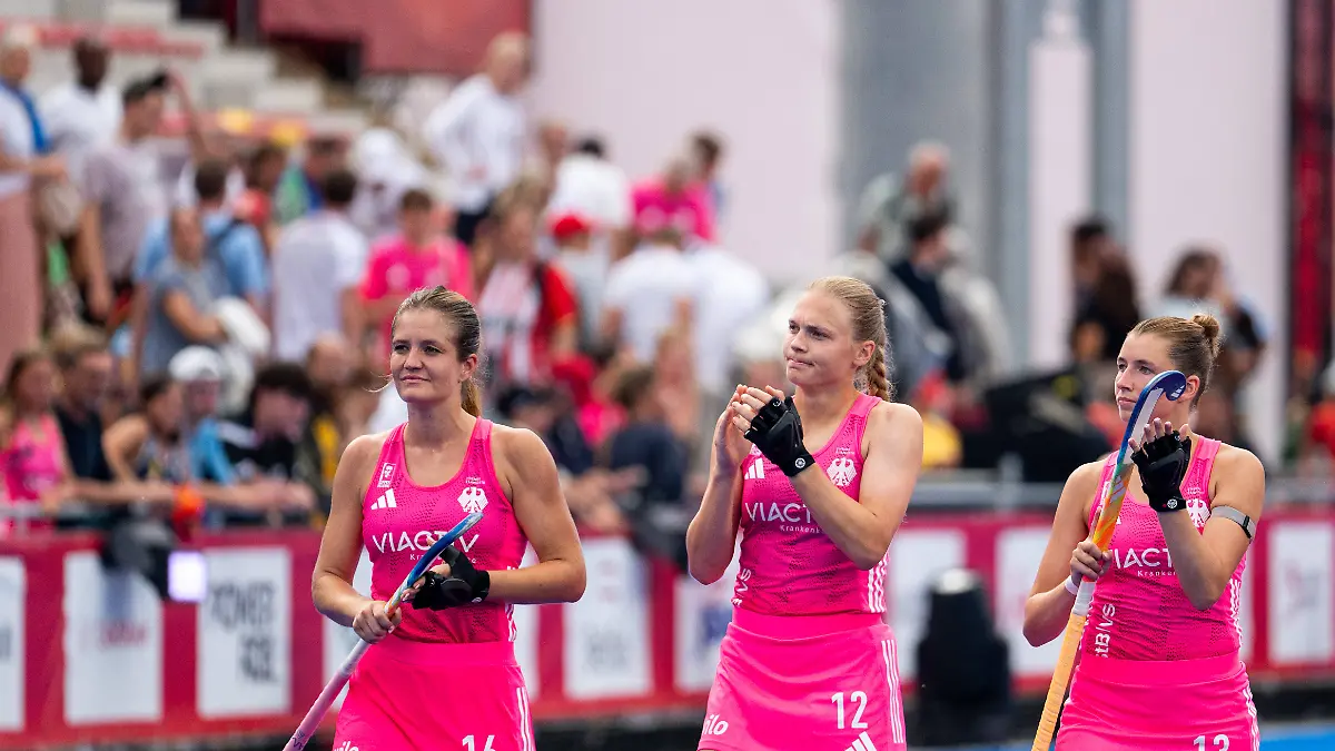 17-08-2026-BEL-Hockey-Frauen-FIH-Weltmeisterschaft-Laenderspiel-Deutschland-vs-Argentinien-Sonja-Zimmermann-Deutschland-16-Ines-Wanner-Deutschland-12-Hanna-Rothlaender-Deutschland-13-sind-enttaeuscht-ueber-die-2-3-Niederlage-Wavre-Belfius-Arena-Wallonisch-Brabant-Belgien-August-17-2026-BEL-Hockey-Women-FIH-World-Championship-International-Match-Germany-vs
