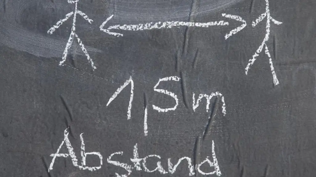 Hygieneregeln-stehen-an-einer-Tuer-eines-Klassenzimmers