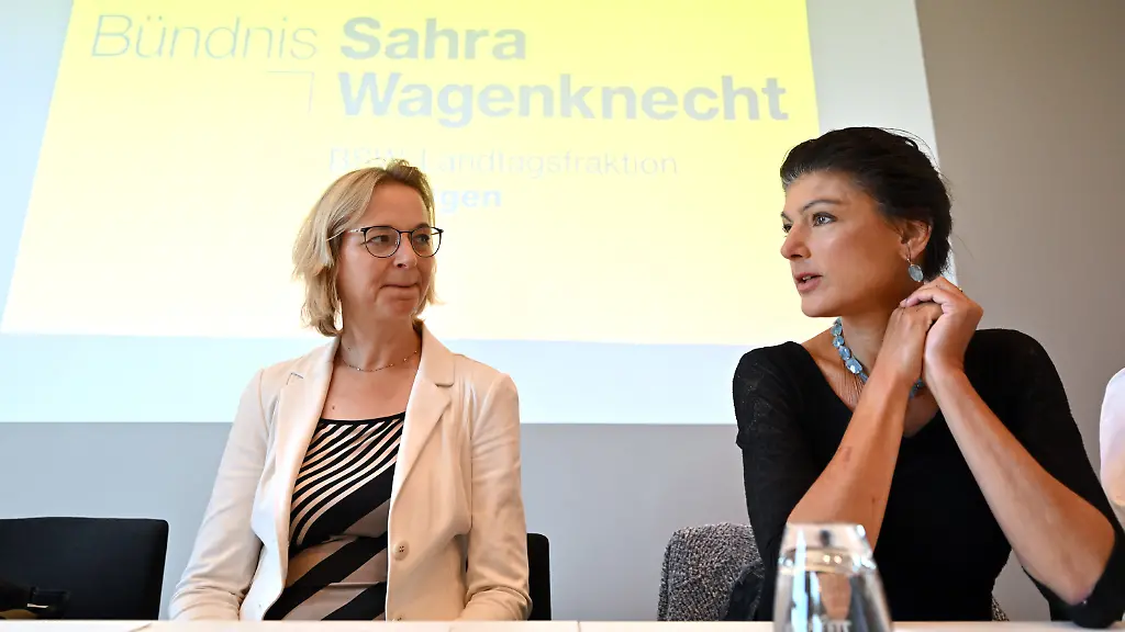 ARCHIV-30-06-2025-Thueringen-Erfurt-Sahra-Wagenknecht-r-Parteivorsitzende-des-BSW-und-Katja-Wolf-l-Thueringens-BSW-Landeschefin-Finanzministerin-und-stellvertretende-Ministerpraesidentin-von-Thueringen-sitzen-nebeneinander-Wagenknecht-trifft-sich-mit-Mitgliedern-der-Thueringer-BSW-Landtagsfraktion