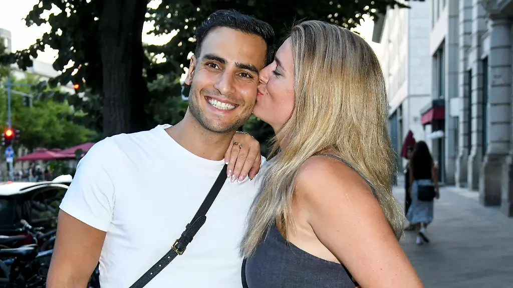 Timur-Uelker-Caroline-Steinhof-bei-der-sonnenklar-tv-x-MAREDO-Sommerparty-Eroeffnungsfeier-des-neuen-MAREDO-Steakhauses-Unter-den-Linden-am-16-August-2022-im-Maredo-Unter-den-Linden-in-Berlin