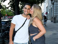 Timur Uelker Caroline Steinhof Bei Der Sonnenklar Tv X MAREDO Sommerparty Eroeffnungsfeier Des Neuen MAREDO Steakhauses Unter Den Linden Am 16 August 2022 Im Maredo Unter Den Linden In Berlin