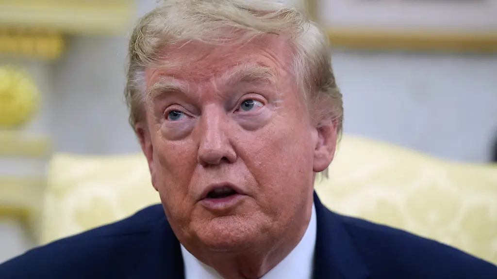 President-Donald-Trump-speaks-as-he-meets-with-lifeguard-Ryder-Williams-in-the-Oval-Office-at-the-White-House-Monday-Aug-17-2026-in-Washington