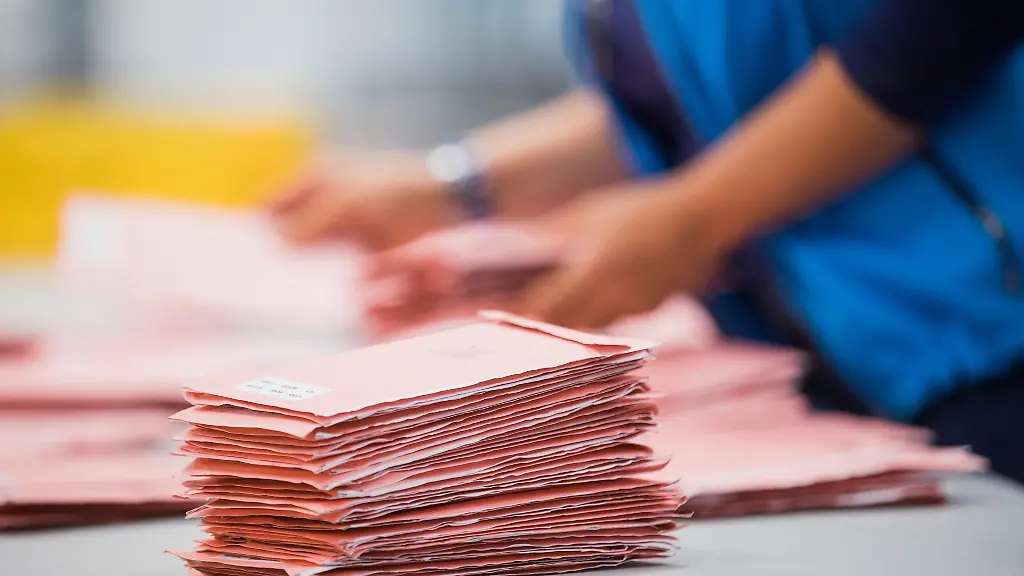 Die-Wahlhelfer-sorgen-am-Tag-der-Wahl-fuer-einen-reibungslosen-Ablauf