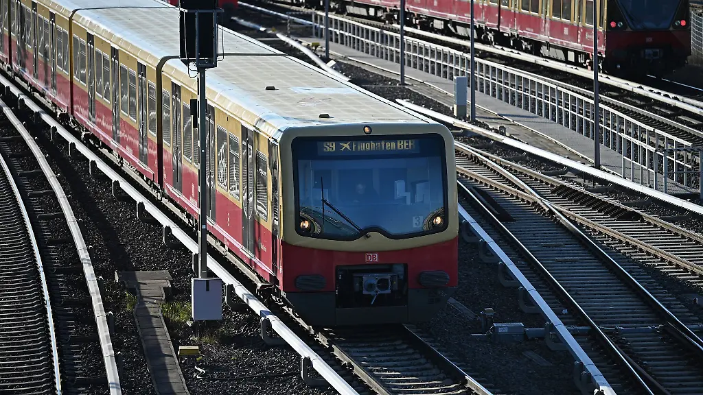 Fluggaeste-des-BER-sollten-bei-der-Anreise-in-den-kommenden-Tagen-auf-den-Regionalverkehr-setzen-Die-S-Bahnlinien-sind-unterbrochen