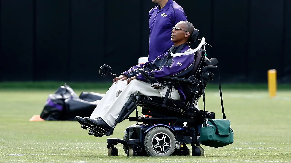 ARCHIV-08-08-2017-USA-Owings-Mills-O-J-Brigance-vorne-Senior-Advisor-fuer-Spielerengagement-bei-den-Baltimore-Ravens-beobachtet-ein-Training-im-NFL-Trainingslager