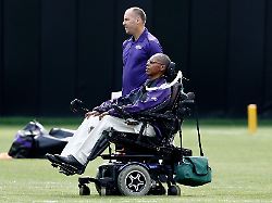 ARCHIV 08 08 2017 USA Owings Mills O J Brigance Vorne Senior Advisor Fuer Spielerengagement Bei Den Baltimore Ravens Beobachtet Ein Training Im NFL Trainingslager