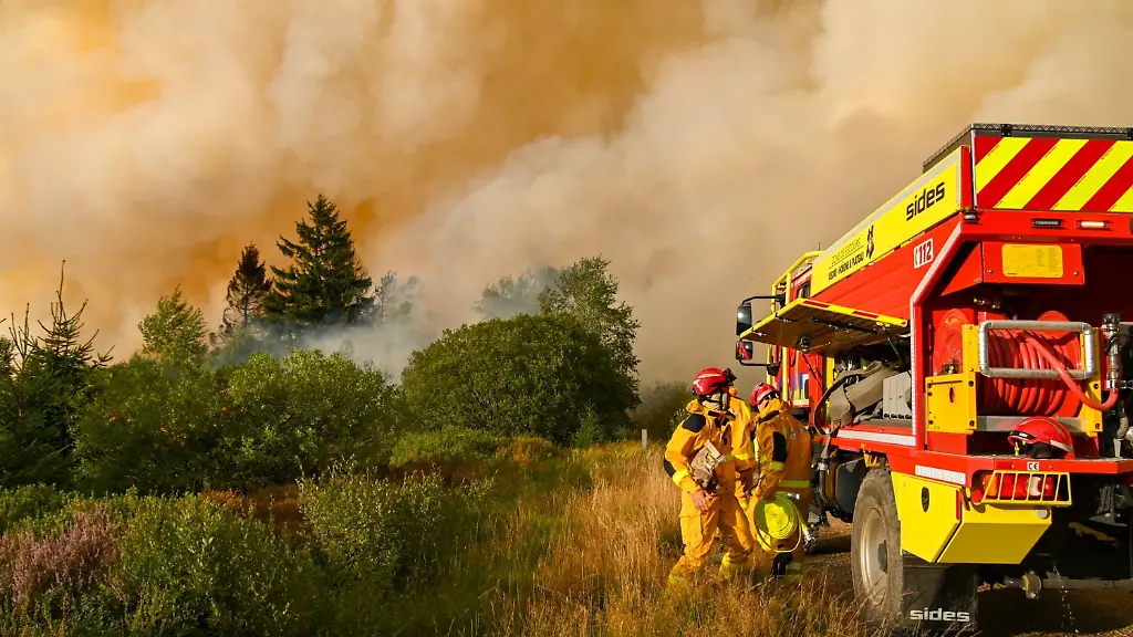 HANDOUT-17-08-2026-Belgien-Waimes-Das-von-VHP-zur-Verfuegung-gestellte-Foto-zeigt-Feuerwehrleute-im-Einsatz-beim-Grossbrand-im-Naturschutzgebiet-Hohes-Venn-Hautes-Fagnes