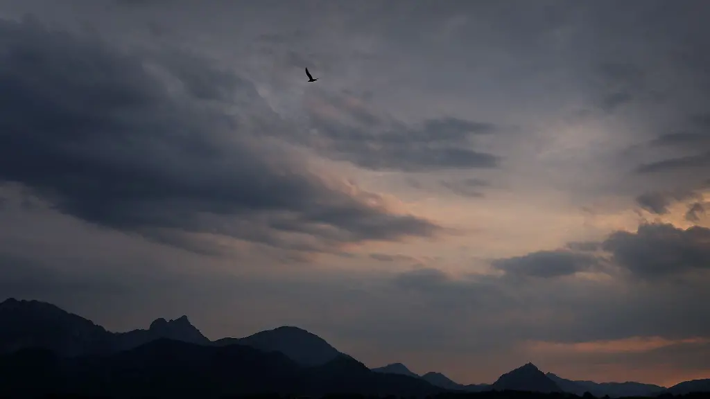 Der-Alpenrand-ueber-dem-Hopfensee-Diese-Woche-geht-es-kuehl-weiter