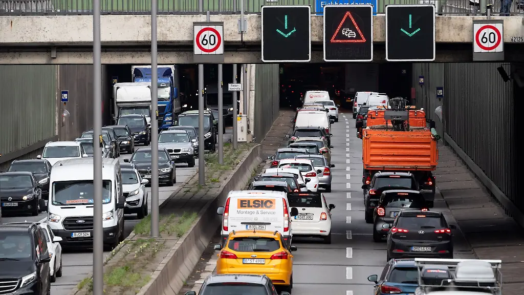 Ein-liegengebliebenes-Fahrzeug-sorgt-fuer-Stau-auf-der-A111