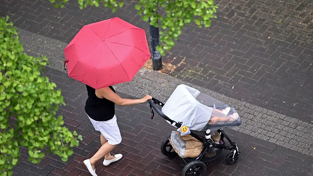 Der-Regenschirm-ist-in-den-kommenden-Tagen-der-passende-Begleiter-in-Hessen