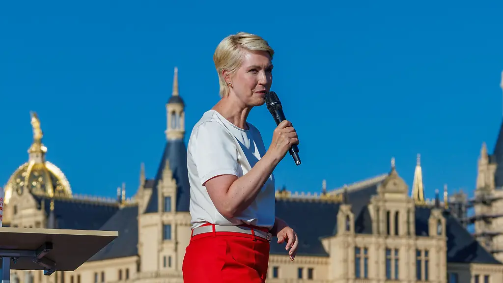 Manuela-Schwesig-SPD-die-Ministerpraesidentin-von-Mecklenburg-Vorpommern-spricht-bei-der-Auftaktkundgebung-der-SPD-zur-Landtagswahl-in-Mecklenburg-Vorpommern-vor-dem-Schweriner-Schloss-Am-20-09-2026-wird-in-Mecklenburg-Vorpommern-ein-neuer-Landtag-gewaehlt