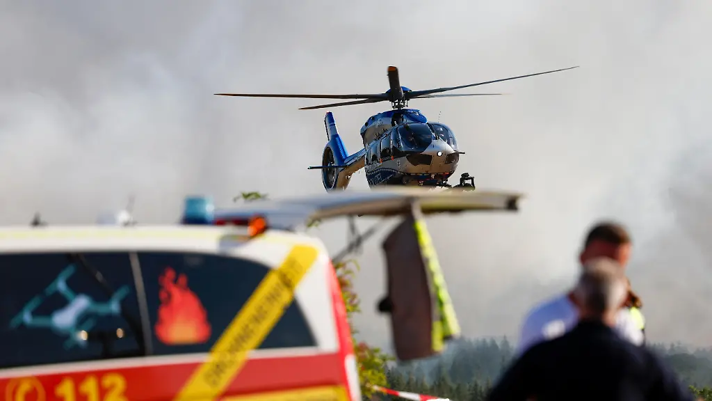 Ein-Helikopter-der-Bundespolizei-landet-im-Bereitstellungsraum-fuer-den-Waldbrand-im-Huertgenwald-Mehrere-Hundert-Hektar-Waldflaeche-stehen-in-Flammen