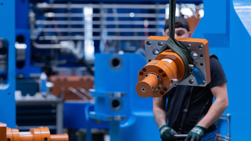 Einzelteile-fuer-Industrieanlagen-werden-in-der-Produktion-der-SMS-Group-bearbeitet-hergestellt-und-montiert-Der-Anlagen-und-Maschinenbauer-baut-unter-anderem-eine-wasserstoffbetriebene-Direktreduktionsanlage-fuer-den-Stahlkonzern-Thyssenkrupp