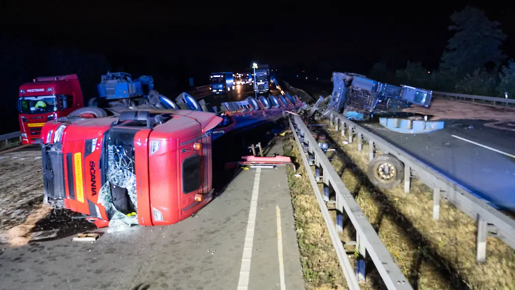 A2-Unfassbar-grosses-Schadensbild-nach-Unfall-mit-Schwertransporter-bei-Kamen-A2-beidseitig-sehr-lange-gesperrt-7aIMG-0569957-A2-Unfassbar-grosses-Schadensbild-nach-Unfall-mit-Schwertransporter-bei-Kamen-A2-beidseitig-sehr-lange-gesperrtNordrhein-Westfalen-Kamen-A2-Unbelievably-Extensive-Damage-Following-an-Accident-Involving-a-Heavy-Haul-Truck-Near-Kamen-A2-Closed-in-Both-Directions-for-a-Very-Long-Time-7aIMG-0569957-A2-Unbelievably-Extensive-Damage-Following-an-Accident-Involving-a-Heavy-Haul-Truck-Near-Kamen-A2-Closed-in-Both-Directions-for-a-Very-Long-Time-North-Rhine-Westphalia-Kamen-Copyright-7aktuell