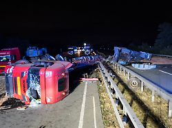 Fahrer und Sohn verletzt: Laster mit Kran kippt um – A2 voll gesperrt