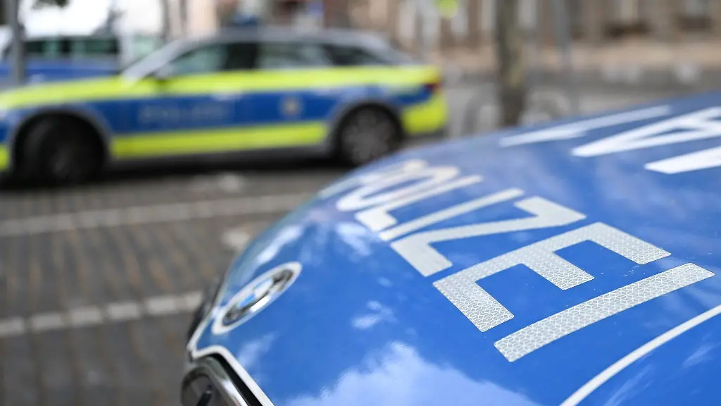 Die-Badeaufsicht-haelt-den-Verdaechtigen-fest-bis-die-Polizei-eintrifft