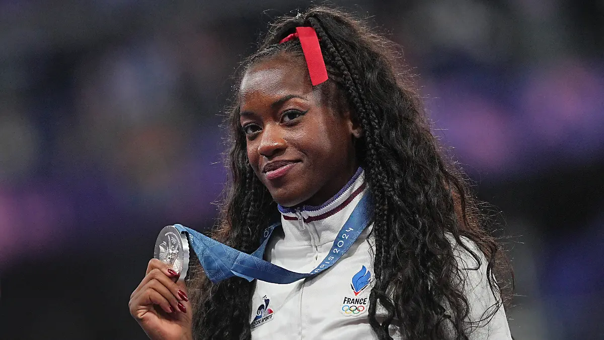 ARCHIV-10-08-2024-Frankreich-Saint-Denis-Olympia-Paris-2024-Leichtathletik-Stade-de-France-100-m-Huerden-Frauen-Finale-Cyrena-Samba-Mayela-aus-Frankreich-feiert-mit-ihrer-Silbermedaille