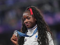 ARCHIV 10 08 2024 Frankreich Saint Denis Olympia Paris 2024 Leichtathletik Stade De France 100 M Huerden Frauen Finale Cyrena Samba Mayela Aus Frankreich Feiert Mit Ihrer Silbermedaille