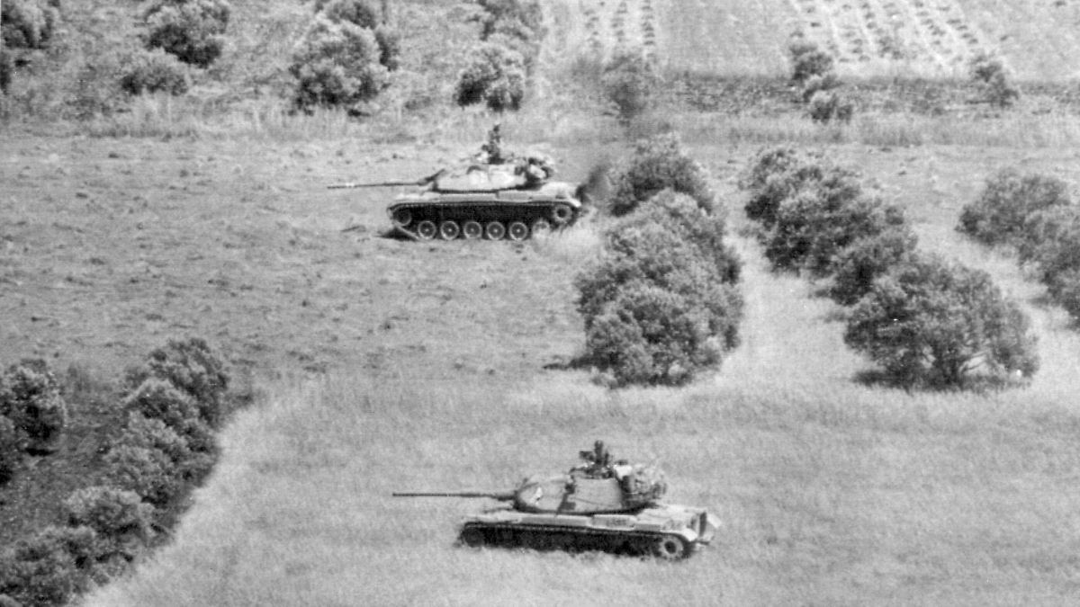 Israelische Panzer rollen 1982 durch den südlichen Libanon. (Foto: picture alliance/AP Images)