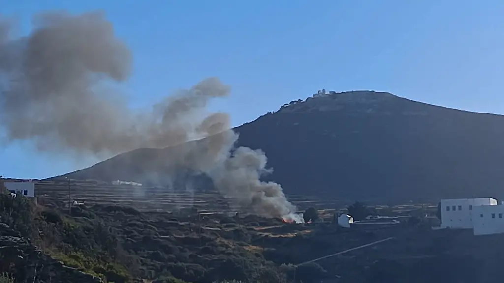 Smoke-billows-from-the-site-of-a-helicopter-crash-on-the-island-of-Sifnos-Greece-August-17-2026-Handout-via-REUTERS-THIS-IMAGE-HAS-BEEN-SUPPLIED-BY-A-THIRD-PARTY