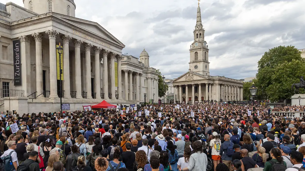 August-17-2026-London-England-United-Kingdom-Thousands-attend-a-vigil-in-LondonA-a-a-s-Trafalgar-Square-for-Jason-Arday-the-former-University-of-Cambridge-professor-who-was-found-dead-last-week-after-resigning-following-accusations-of-plagiarism
