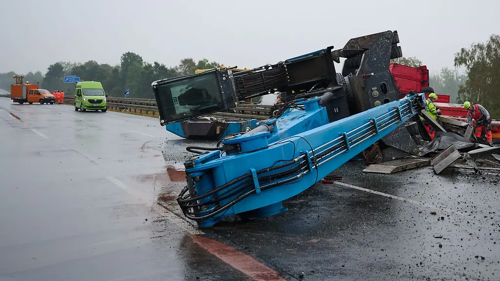 Der-Schwertransporter-hatte-einen-grossen-Kran-geladen-der-bei-dem-Unfall-ueber-die-Mittelschutzplanke-kippte