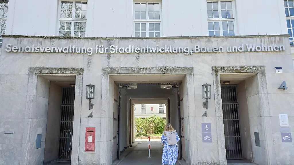 Senatsverwaltung-fuer-Stadtentwicklung-Bauen-und-Wohnen-ehemaliges-Rathaus-Wilmersdorf-Fehrbelliner-Platz-Wilmersdorf-Bezirk-Charlottenburg-Wilmersdorf-Berlin-Deutschland