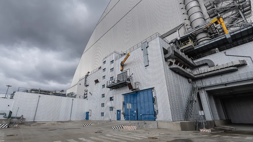 Aussenansicht-der-Schutzhuelle-das-New-Safe-Confinement-des-Kernkraftwerks-Tschernobyl-aufgenommen-am-8-April-2026-Was-als-harmloser-Sicherheitstest-begann-entwickelte-sich-am-26-April-1986-zur-bedeutendsten-Atomkatastrophe-der-Geschichte-An-diesem-Tag-explodierte-Reaktor-4-des-Wladimir-Iljitsch-Lenin-Kernkraftwerks-weitlaeufig-bekannt-als-Kernkraftwerk-Tschernobyl