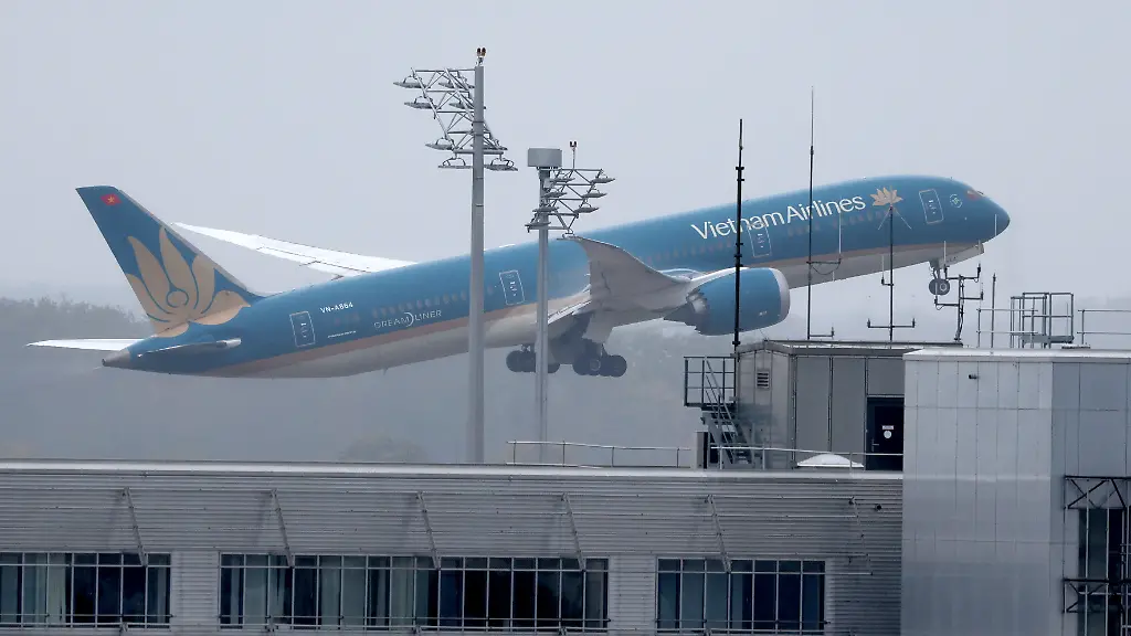 Ein-Boing-Dreamliner-der-Vietnam-Airlines-startet-am-Flughafen-Muenchen-in-Richtung-Hanoi-Am-Samstag-war-eine-Maschine-derselben-Flugnummer-VN34-beim-Start-in-Schwierigkeiten-geraten