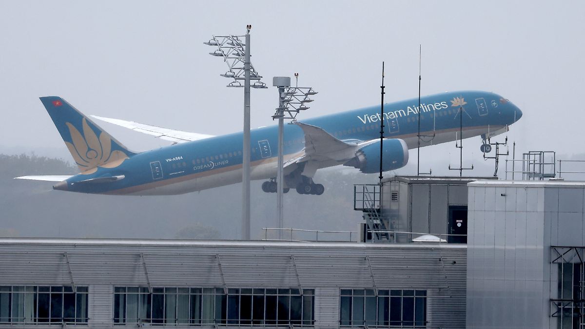 Plane escapes disaster: Vietnam: Boeing warning messages shortly after ...