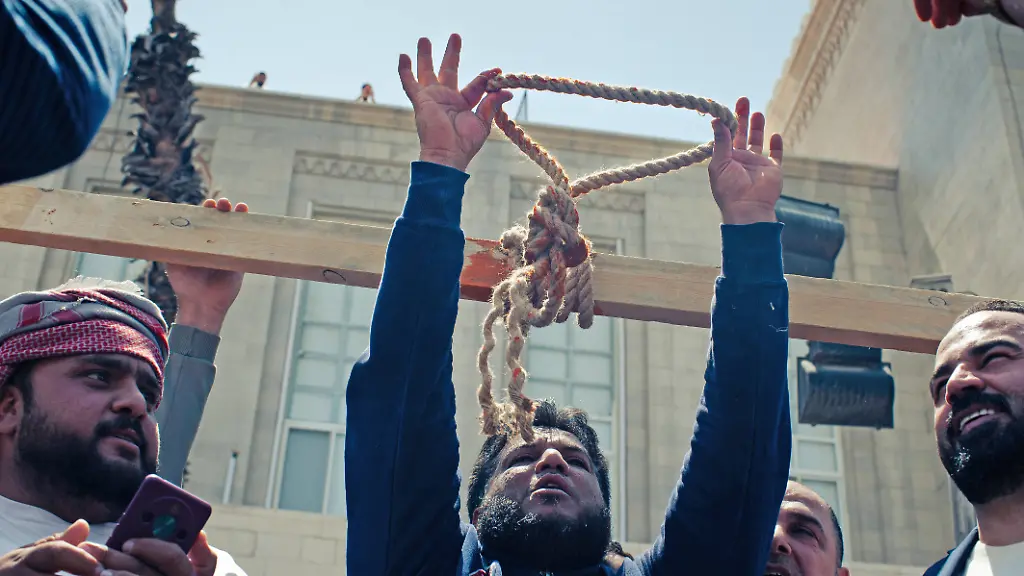 A-protester-hangs-a-noose-in-front-of-the-Palace-of-Justice-calling-for-the-fate-of-Atif-Najib-and-Amjad-Youssef-who-is-accused-of-involvement-in-the-Tadamon-massacre-Atif-Najib-during-the-opening-session-of-the-Fourth-Criminal-Court-in-Damascus-a-newly-established-tribunal-dedicated-to-transitional-justice-cases-The-court-is-tasked-with-prosecuting-former-officials-accused-of-abuses-committed-during-the-early-stages-of-the-Syrian-uprising-04SIPA-Sipa