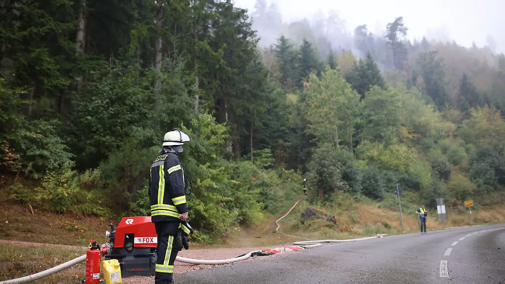 Seit-dem-Ausbruch-am-Sonntagnachmittag-kaempfte-die-Feuerwehr-fieberhaft-gegen-die-Flammen