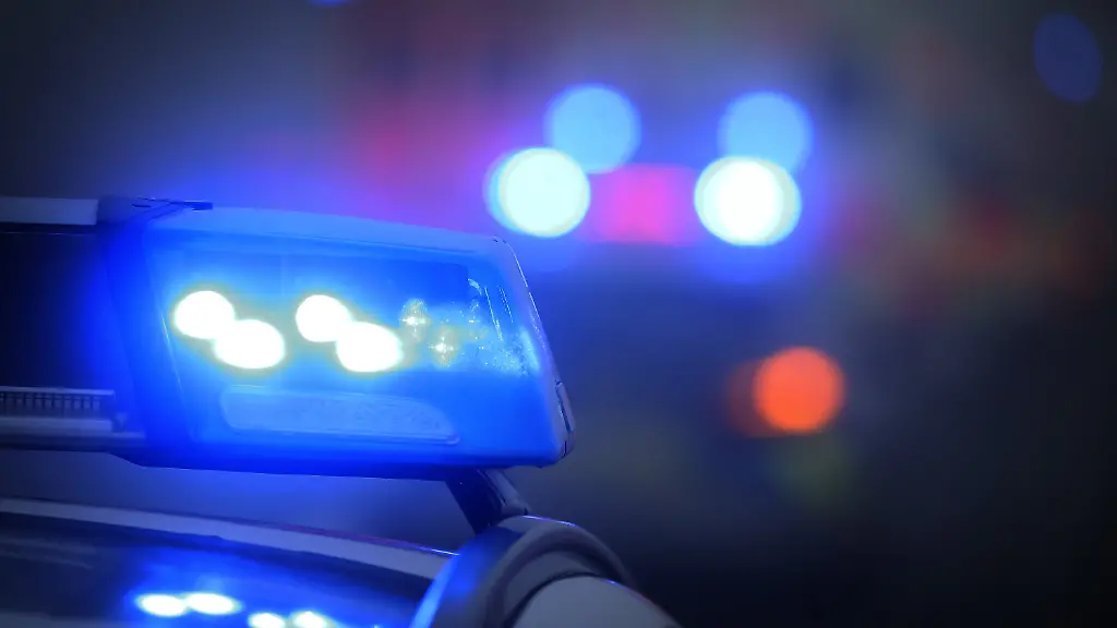 ARCHIV-10-11-2019-Bayern-Marktbreit-Ein-Polizeiauto-mit-eingeschaltetem-Blaulicht-steht-an-einer-Unfallstelle