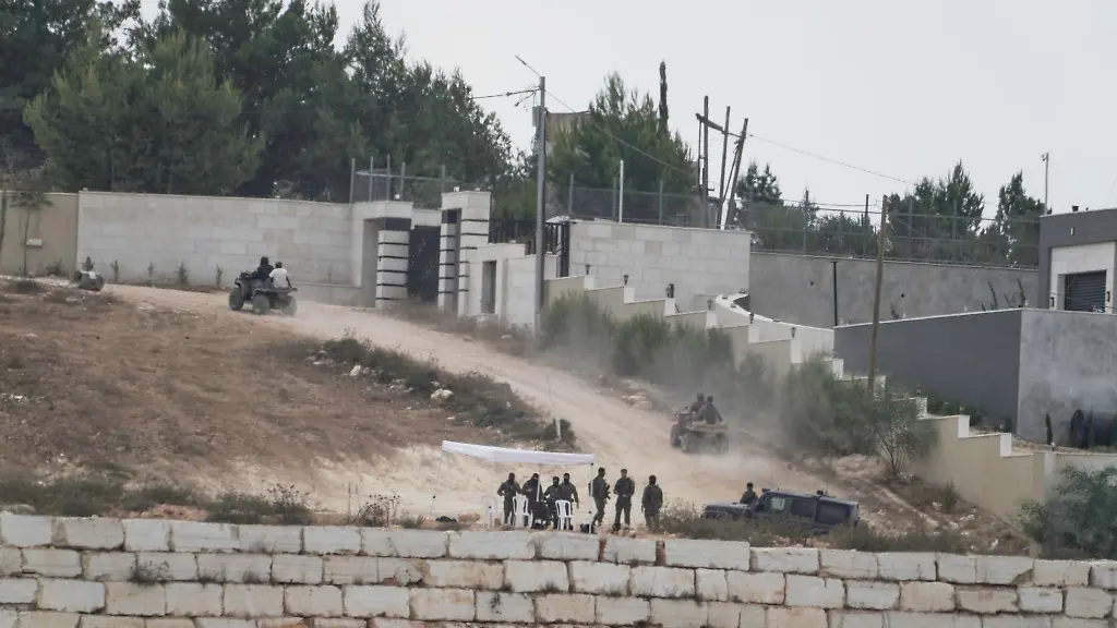 Eine-Einheit-der-Armee-patrouilliert-in-Kusra-im-besetzten-Westjordanland-In-der-Naehe-stehen-Haeuser-einer-palaestinensischen-Familie-die-von-israelischen-Siedlern-belagert-werden