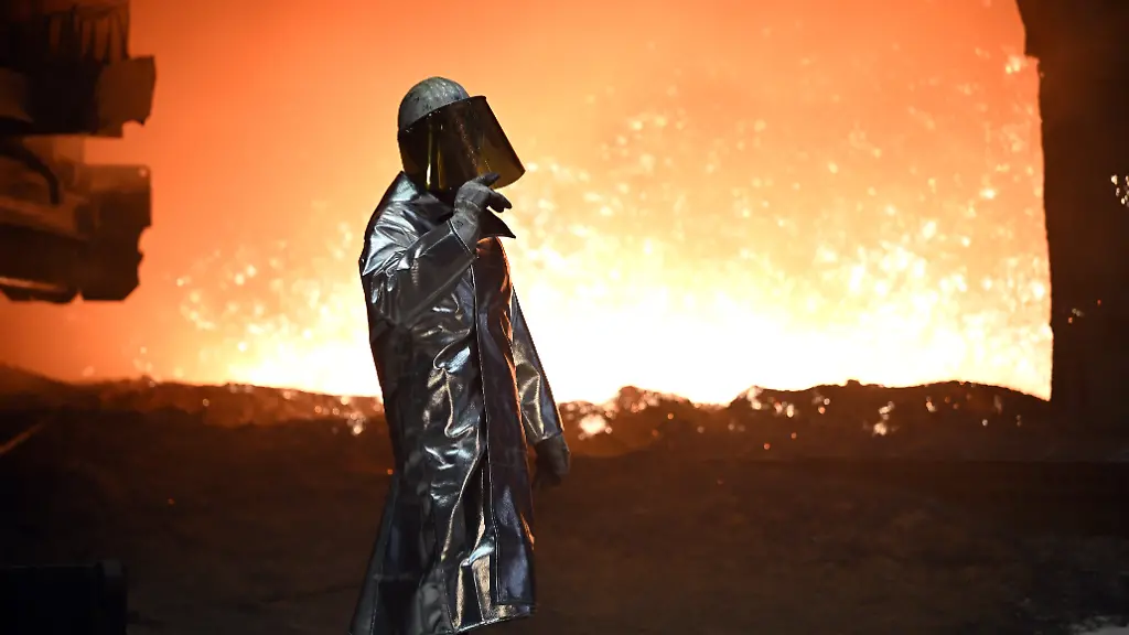 Ein-Mitarbeiter-steht-an-einem-Hochofen-Thyssenkrupp-Steel-hat-im-November-angekuendigt-dass-die-Zahl-der-Arbeitsplaetze-im-Stahlbereich-innerhalb-von-sechs-Jahren-um-11-000-auf-dann-noch-16-000-Stellen-schrumpfen-soll