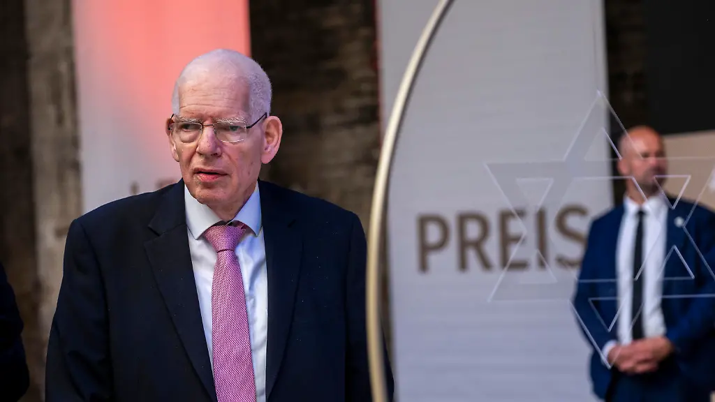 Verleihung-des-Leo-Baeck-Preises-2026-durch-den-Zentralrat-der-Juden-in-Deutschland-am-Mittwoch-10-06-2026-in-Berlin-an-den-Kabarettisten-Dieter-Nuhr-Foto-Josef-Schuster-Praesident-des-Zentralrats-der-Juden-in-Deutschland-vor-der-Verleihung-Mit-dem-Preis-soll-Nuhrs-Einsatz-gegen-Antisemitismus-in-der-Medienlandschaft-gewuerdigt-werden-begruendete-der-Zentralrat-die-Preistraegerwahl-Seit-1957-werden-mit-dem-Leo-Baeck-Preis-Persoenlichkeiten-geehrt-die-sich-nach-Ansicht-des-Zentralrats-in-herausragender-Weise-um-die-juedische-Gemeinschaft-verdient-gemacht-haben-Siehe-epd-Meldung-vom-10-06