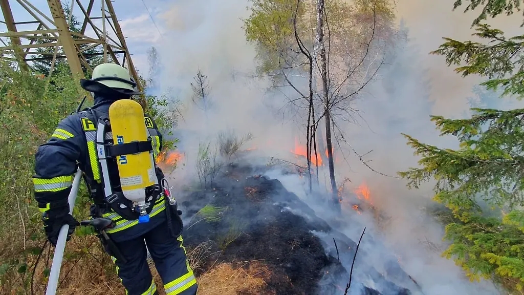 Insgesamt-waren-Hunderte-von-Feuerwehrleuten-im-Einsatz