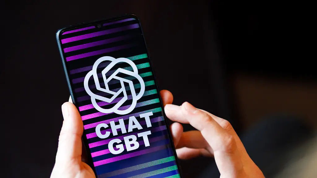 DEU-Deutschland-ILLUSTRATION-10-02-2023-Symbolfoto-ChatGBT-Kuenstliche-Intelligenz-das-Logo-des-KI-Generators-Chat-GBT-ist-auf-dem-Bildschirm-eines-Smartphones-zu-sehen