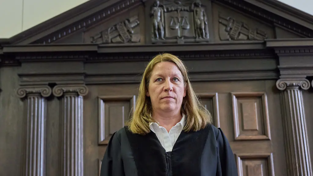 Richterin-Isabel-Hildebrandt-Vorsitzende-der-Strafkammer-steht-im-Gerichtssaal-im-Strafjustizgebaeude-vor-Beginn-eines-weiteren-Prozesstages-In-einer-Nacht-und-Nebel-Aktion-wurden-in-der-Silvesternacht-2023-24-zwei-Kinder-der-Gastronomie-Unternehmerin-Block-von-Daenemark-nach-Deutschland-gebracht-Wegen-der-mutmasslichen-Entfuehrung-findet-am-Landgericht-Hamburg-der-Prozess-statt-unter-anderem-gegen-Block