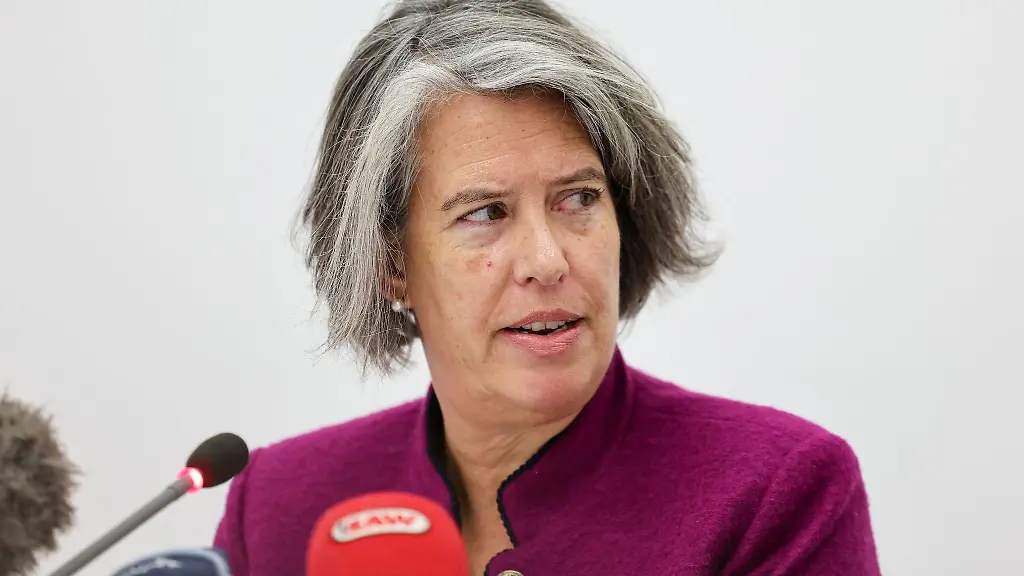 Innenministerin-Tamara-Zieschang-CDU-auf-einer-Pressekonferenz