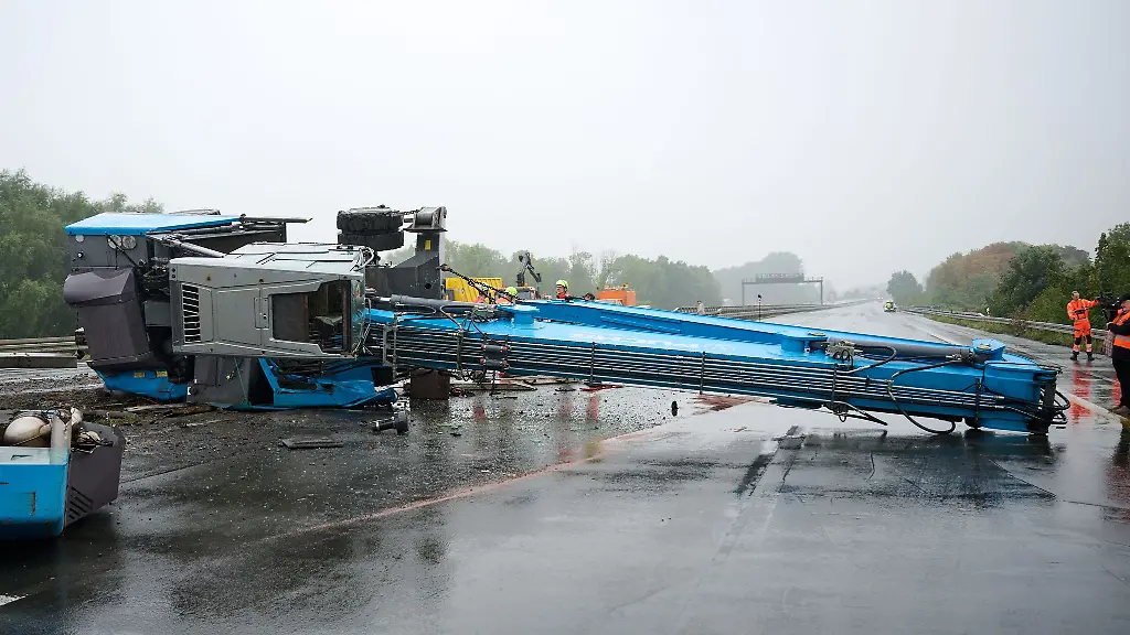 Der-Kran-war-bei-dem-Unfall-von-dem-Schwerlasttransporter-gerutscht-und-blockierte-beide-Richtungsfahrbahnen