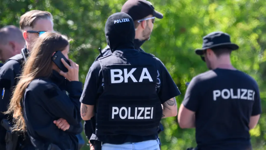 Einsatzkraefte-der-Polizei-und-des-BKA-suchen-am-Flughafen-Leipzig-Halle-nach-weiteren-Spuren-Nach-dem-Drohnenvorfall-in-der-Nacht-zum-Mittwoch-05-08-laufen-die-Ermittlungen-Die-fuer-einen-Angriff-ausgeruestete-Drohne-war-nach-Angaben-aus-Sicherheitskreisen-nahe-einer-ukrainischen-Transportmaschine-sichergestellt-worden
