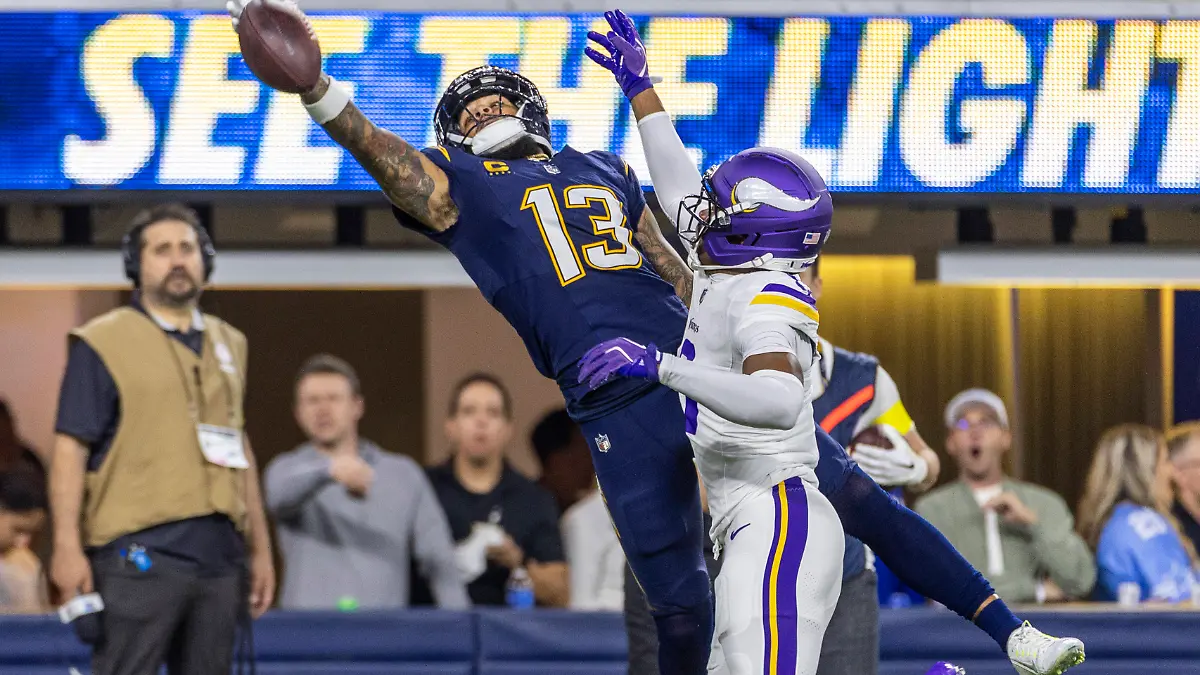 October-23-2025-Los-Angeles-California-USA-Minnesota-Vikings-cornerback-Jeff-Okudah-8-defects-a-pass-intended-for-Los-Angeles-Chargers-wide-receiver-Keenan-Allen-13-during-an-NFL-American-Football-Herren-USA-football-game-at-SoFi-Stadium-Thursday-Oct-23-2025-in-Inglewood-Calif