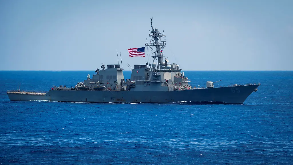The-Arleigh-Burke-class-guided-missile-destroyer-USS-Benfold-sails-in-formation-during-exercise-Malabar-2018-in-Philippine-Sea-June-15-2018-Picture-taken-on-June-15-2018-Sarah-Myers-U-S-Navy-Handout-via-REUTERS-ATTENTION-EDITORS-THIS-IMAGE-HAS-BEEN-SUPPLIED-BY-A-THIRD-PARTY