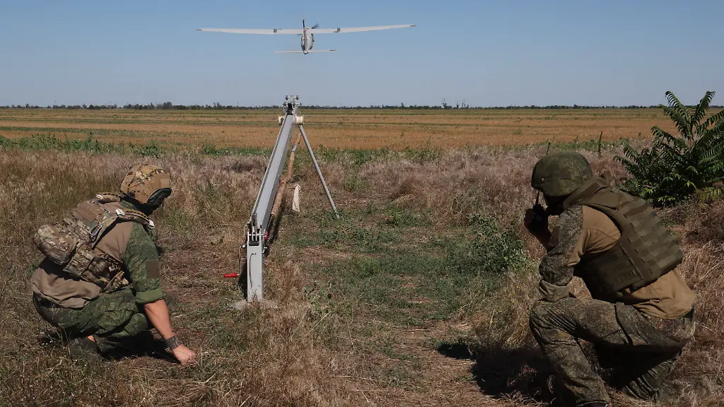 RUSSIA-KHERSON-REGION-JULY-30-2026-Crewmen-launch-an-Orlan-10-reconnaissance-drone-with-the-18th-Combined-Arms-Army-Dnepr-Group-of-Forces-during-Russia-s-special-military-operation-Russia-PUBLICATIONxINxGERxSUIxAUTxONLY-ZUMAt113-20260730-zaa-t113-732-Copyright-xAlexeixKonovalovx
